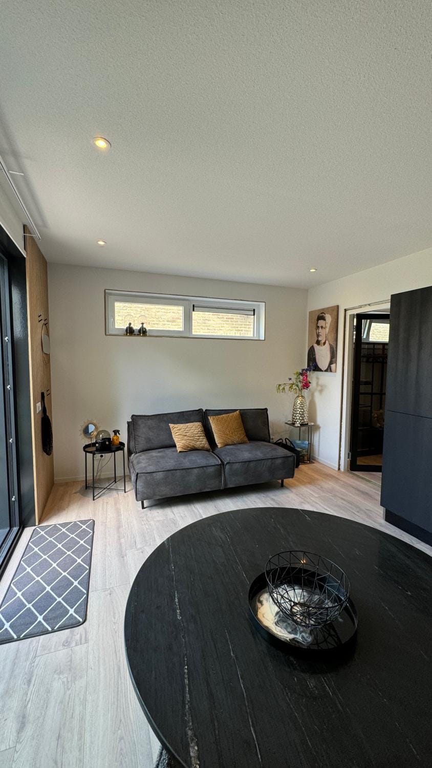 Photo of the whole room, Seating area