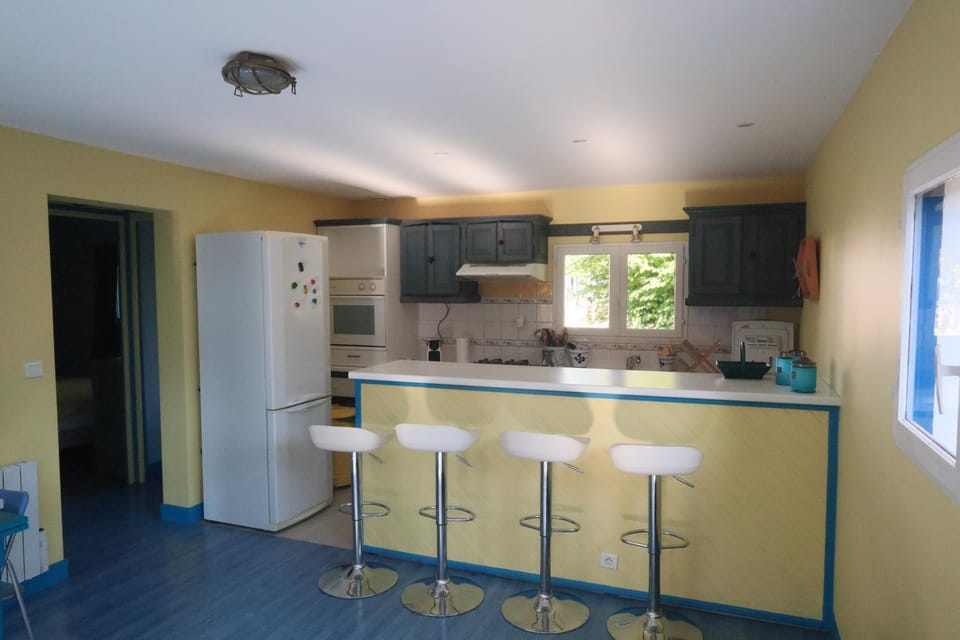 Kitchen or kitchenette, Lounge or bar