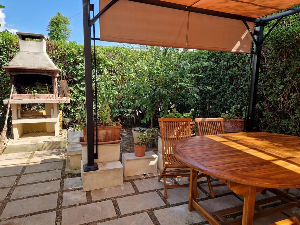 Patio, Dining area, Garden view