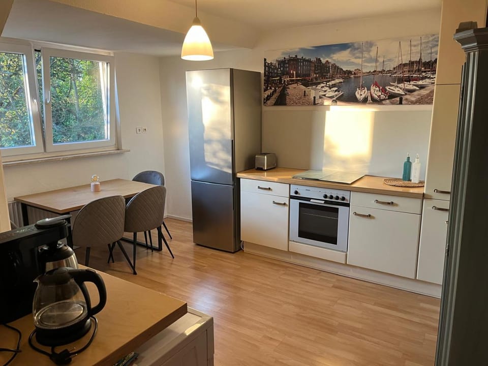 Bathroom, Kitchen or kitchenette, Dining area, dishwasher, oven, stove, toaster