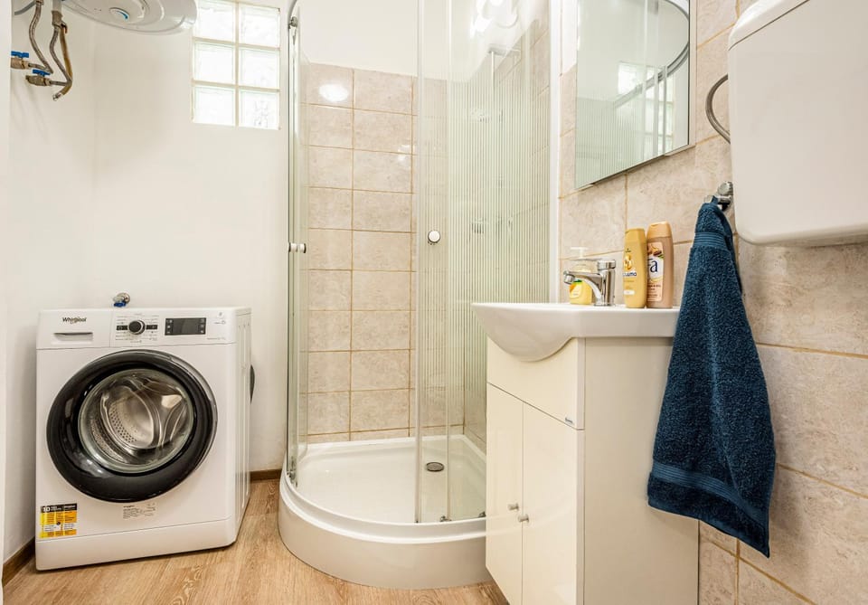 Shower, Bathroom, towels, washing machine