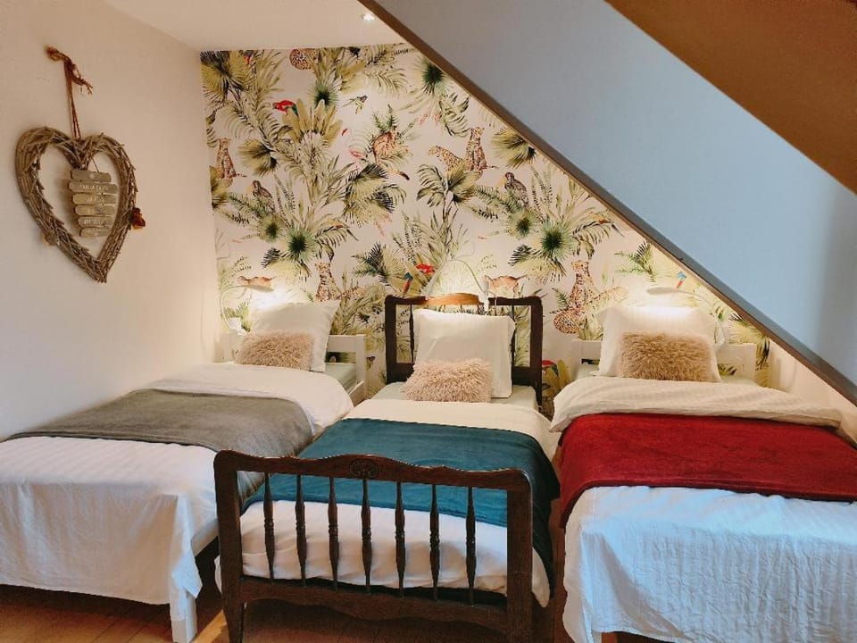 Suite familiale "Le Logis des Ptits Lynx" Bed and Breakfast in Jura