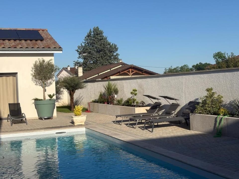 Property building, Restaurant/places to eat, Swimming pool, Breakfast