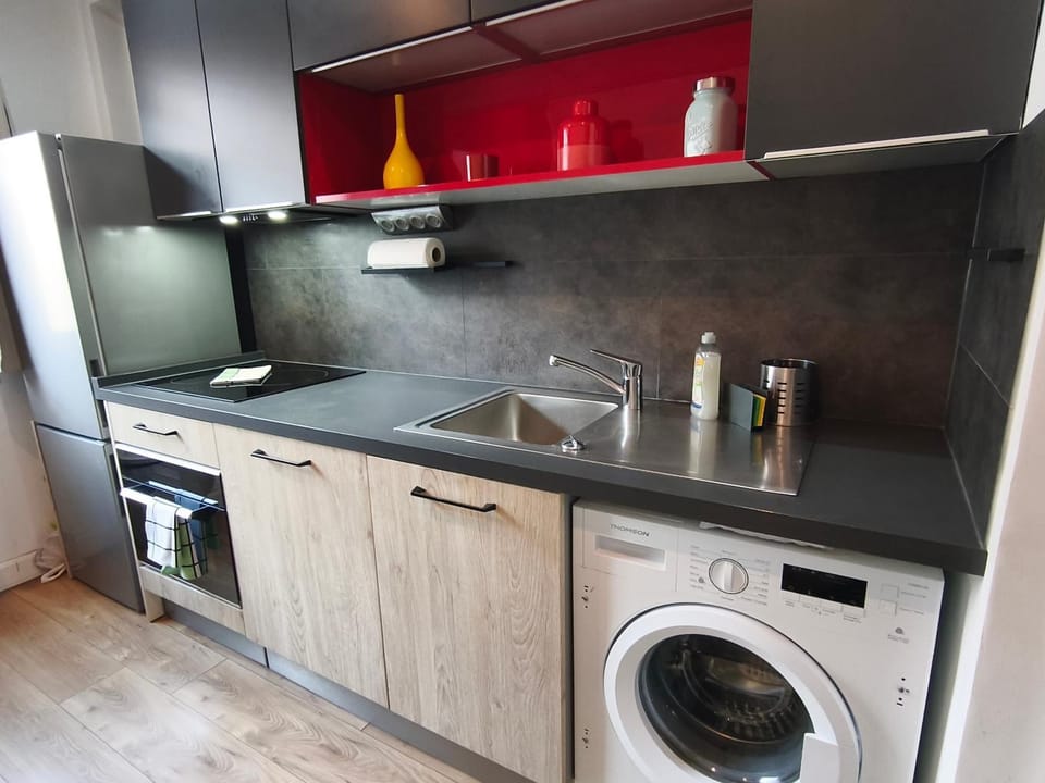 Coffee/tea facilities, dishwasher, oven, stove, washing machine