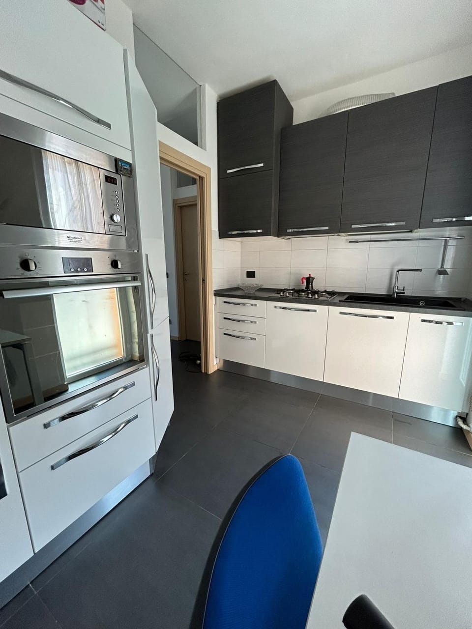 Kitchen or kitchenette, dishwasher, oven
