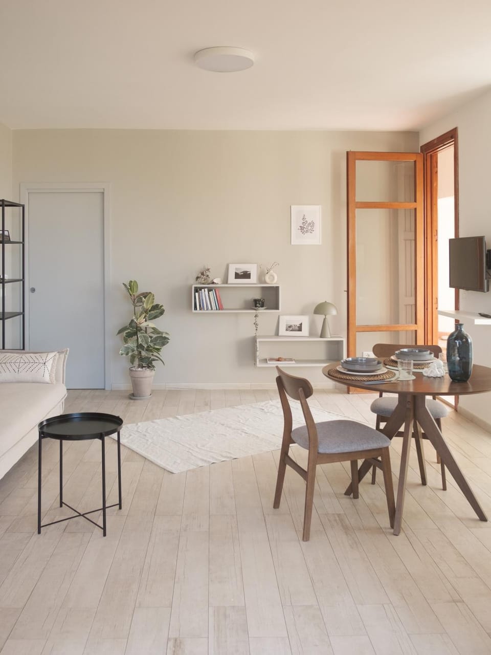 TV and multimedia, Seating area, Dining area