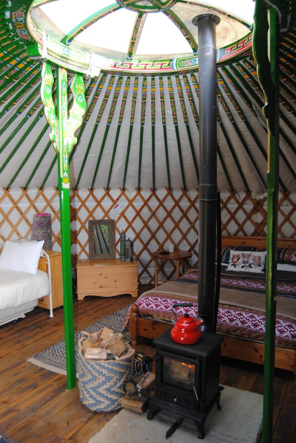 Bed, Photo of the whole room, fireplace