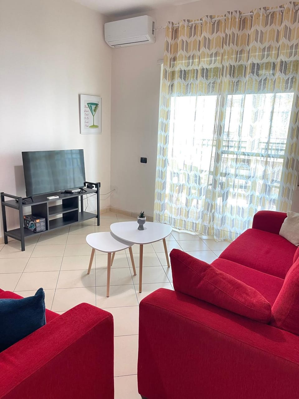 Communal lounge/ TV room, TV and multimedia, Living room, Seating area, air conditioner