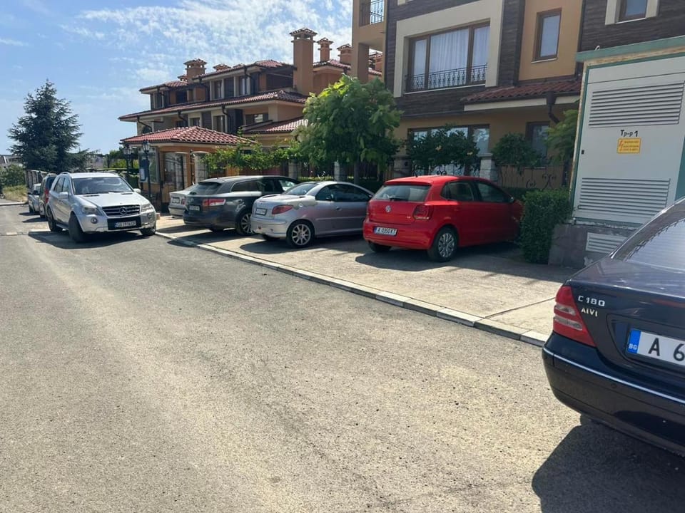 Property building, Day, Street view, Parking