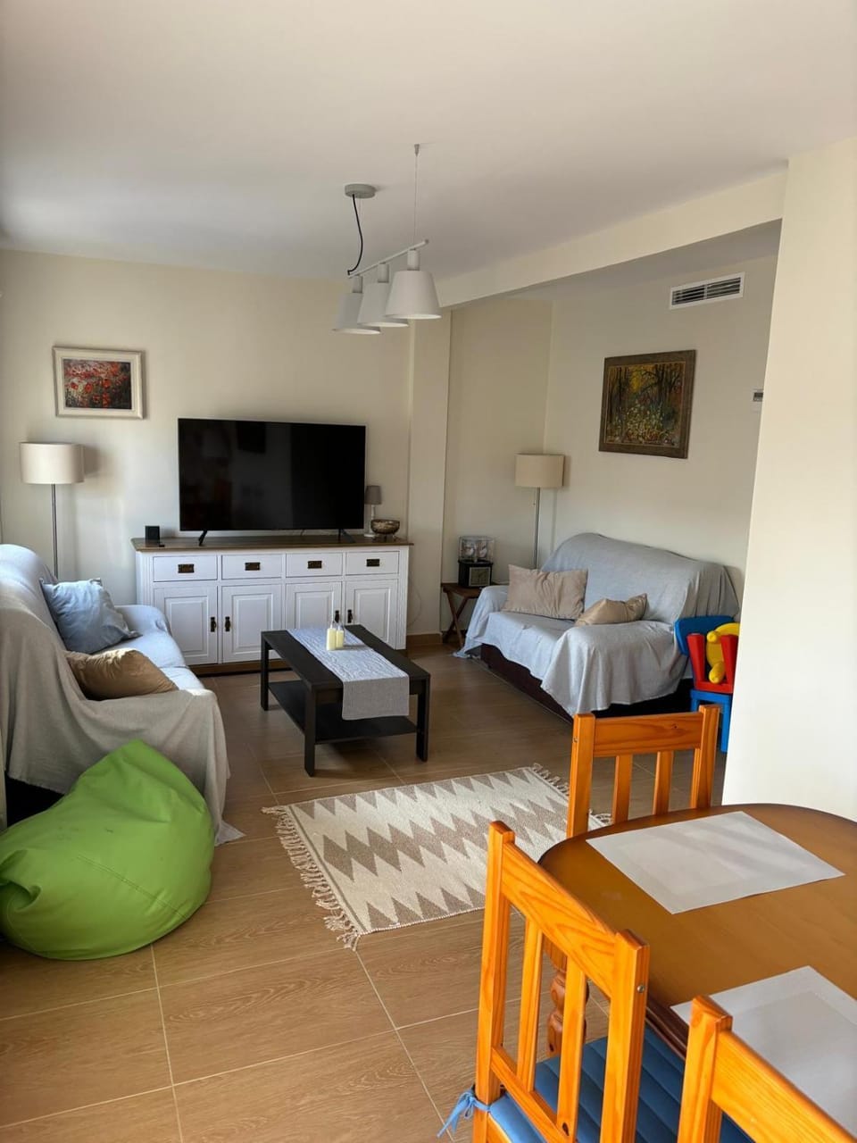 TV and multimedia, Living room, Seating area, Dining area