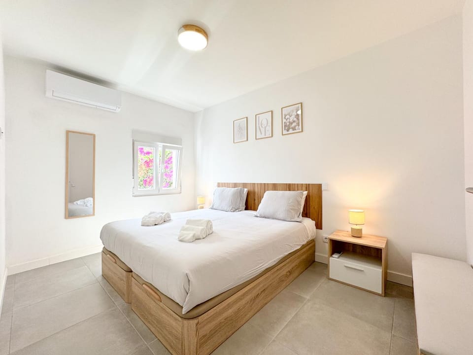 Bed, towels