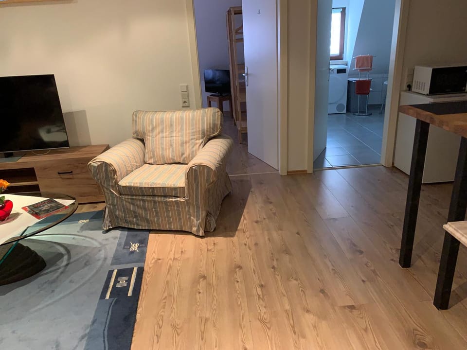 TV and multimedia, Living room, Photo of the whole room, Seating area, air conditioner