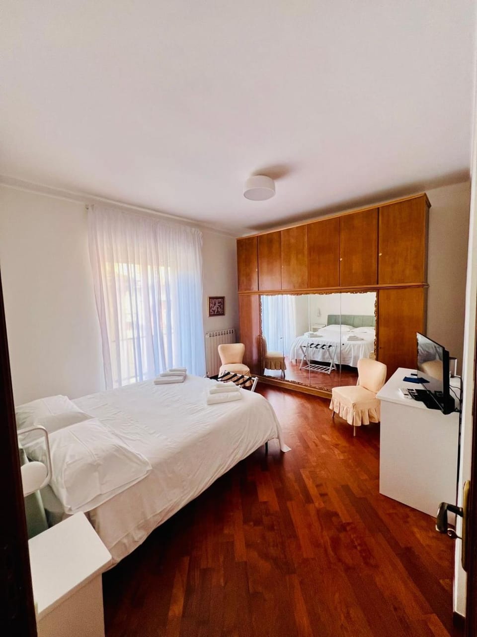Bed, TV and multimedia, Photo of the whole room, Bedroom, towels