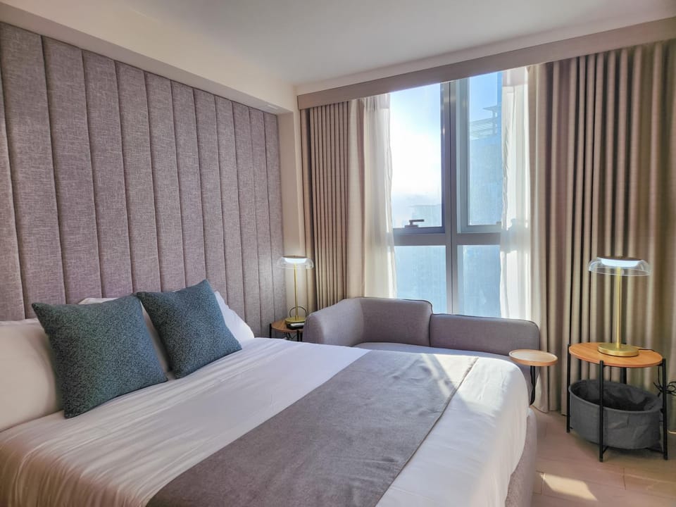 LUXESTAYSMNL STYLISH FAMILY 2BR SUITE POOLGYM 400MBPS WIFI NETFLX Amazing City View Apartment hotel in Makati