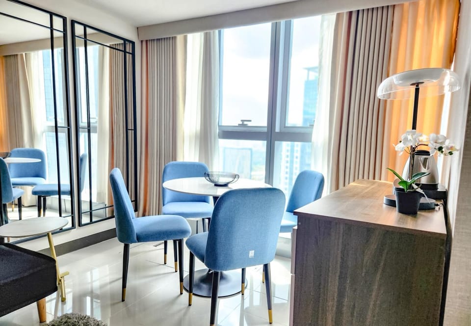 LUXESTAYSMNL STYLISH FAMILY 2BR SUITE POOLGYM 400MBPS WIFI NETFLX Amazing City View Apartment hotel in Makati