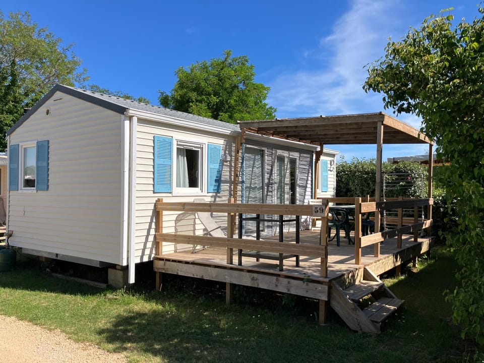 Camping familial 3 Etoiles avec piscine Carrefour de l'Ardèche Campground/ 
RV Resort in Provence-Alpes-Côte d'Azur