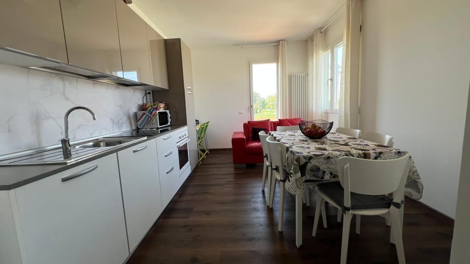 Kitchen or kitchenette, Dining area, stove