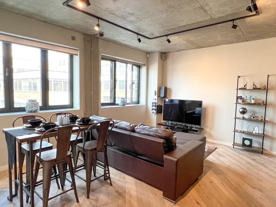 TV and multimedia, Living room, Seating area, Dining area, Evening entertainment