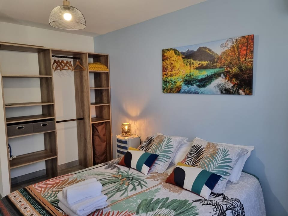 Photo of the whole room, towels