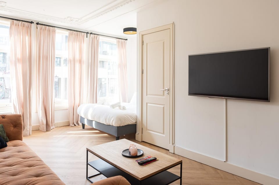 Bed, TV and multimedia, Living room, Bedroom, towels