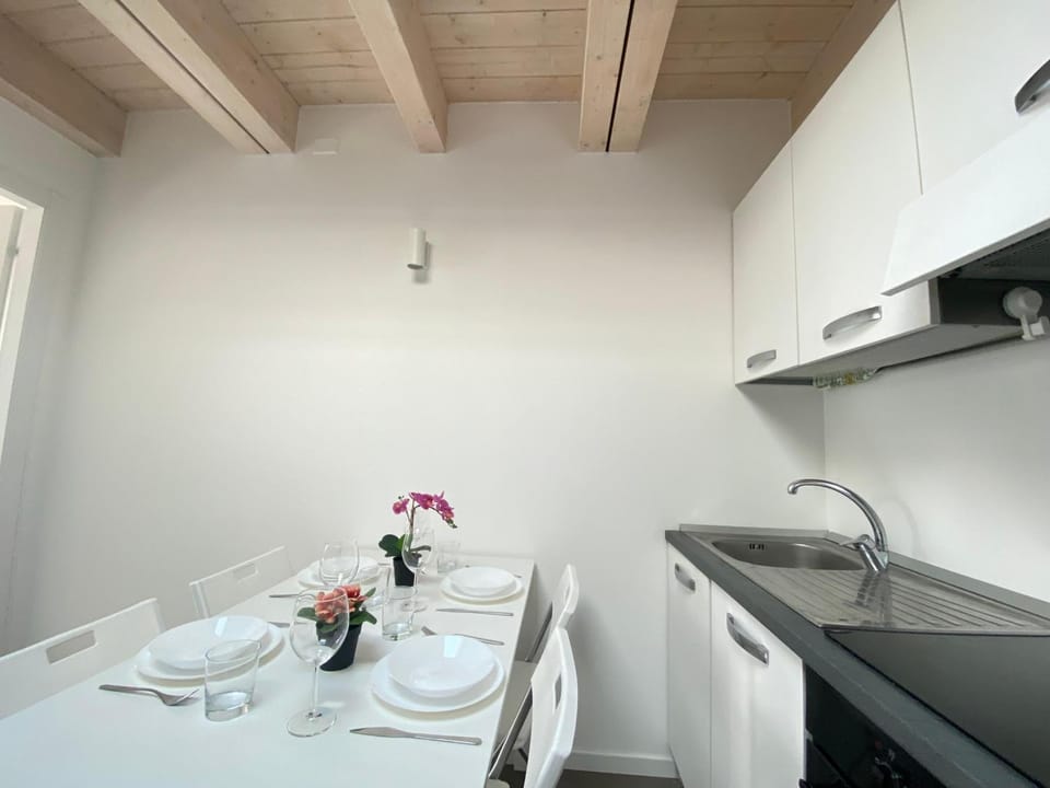 Kitchen or kitchenette, Dining area, stove