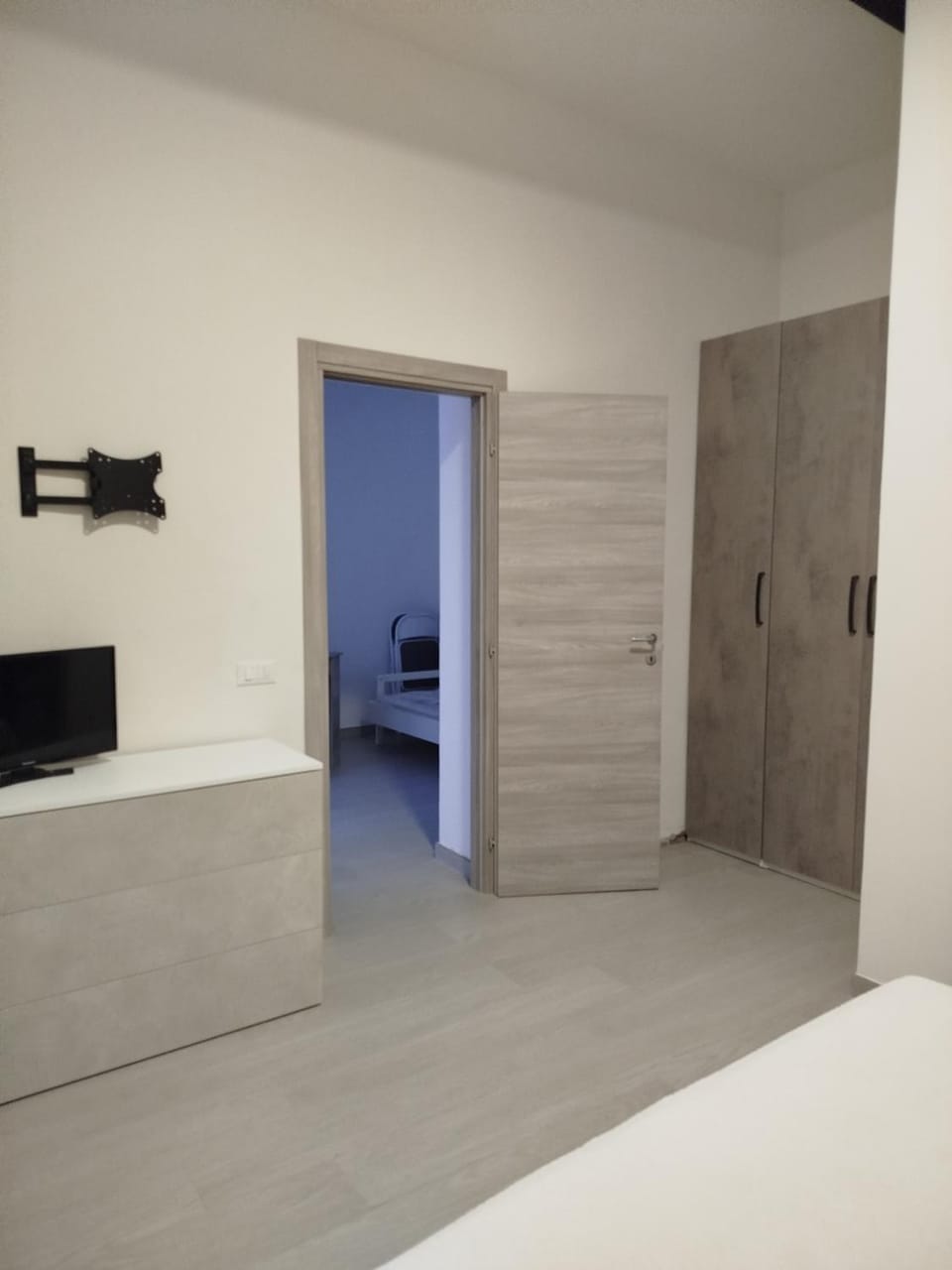 Bed, TV and multimedia, Photo of the whole room, Bedroom, wardrobe