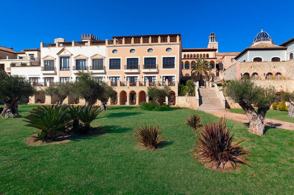 Facade/entrance, Garden, View (from property/room), Balcony/Terrace