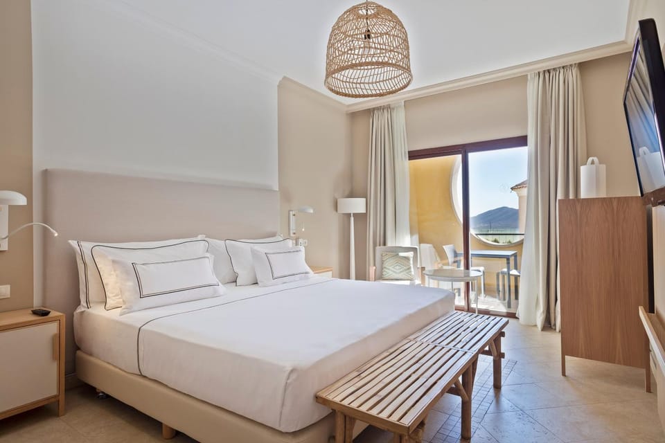 Bed, TV and multimedia, View (from property/room), Balcony/Terrace, Bedroom