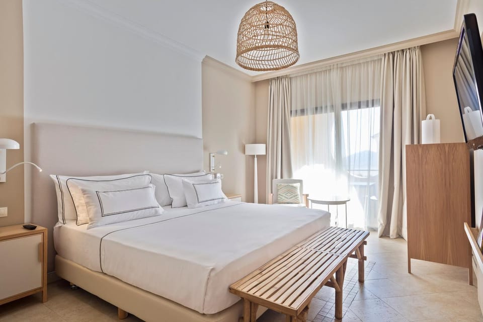Bed, TV and multimedia, View (from property/room), Balcony/Terrace, Bedroom