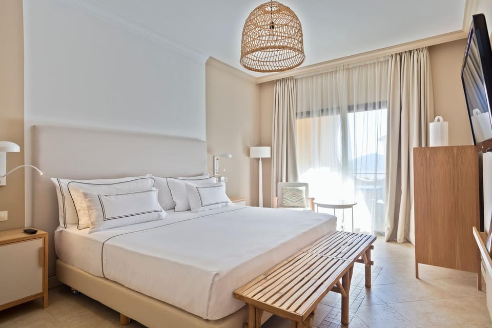 Bed, TV and multimedia, View (from property/room), Balcony/Terrace, Bedroom
