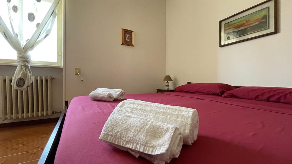 Bedroom, towels