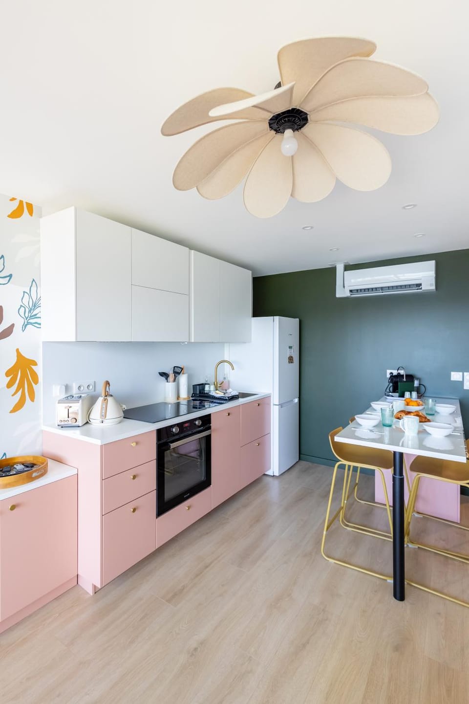 Coffee/tea facilities, Kitchen or kitchenette, Dining area, oven, stove