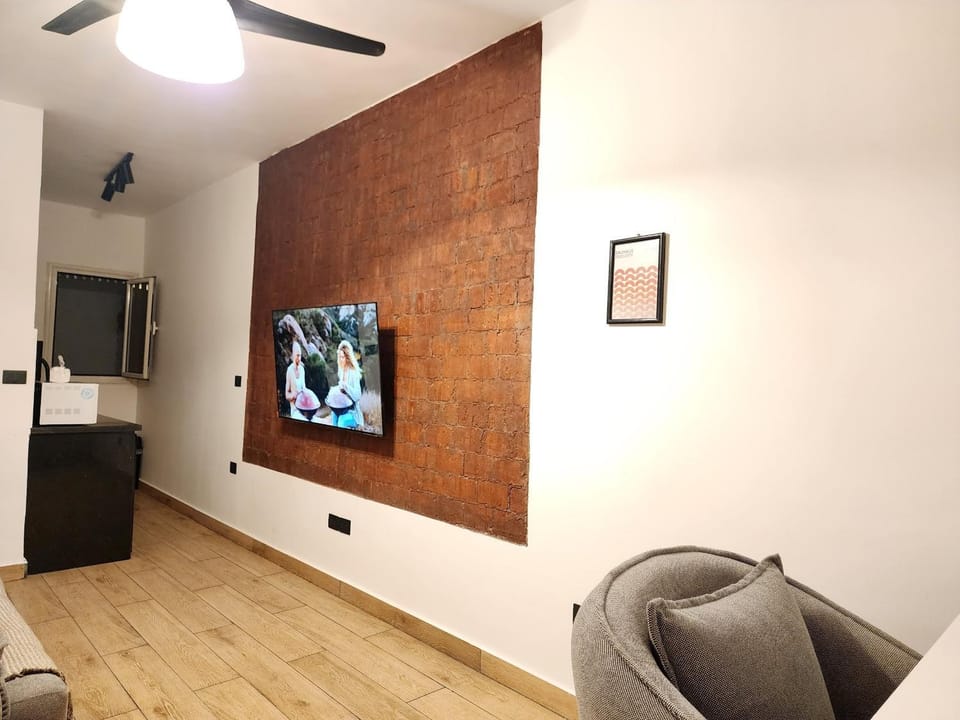 TV and multimedia, Living room, Seating area, Evening entertainment, air conditioner