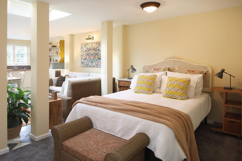 Bed, Seating area, Bedroom