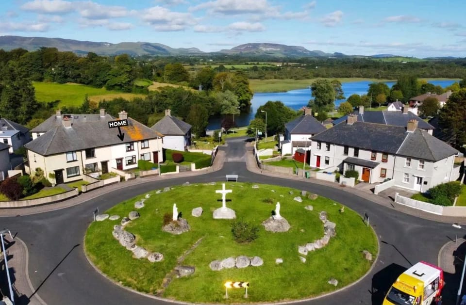 Neighbourhood, Bird's eye view, Mountain view