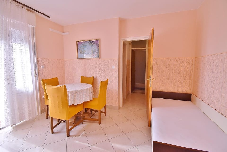 Bed, Dining area