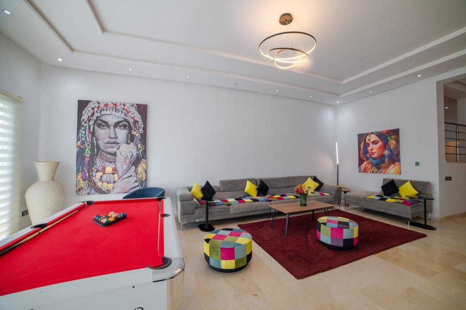 Billiard, Living room, Seating area