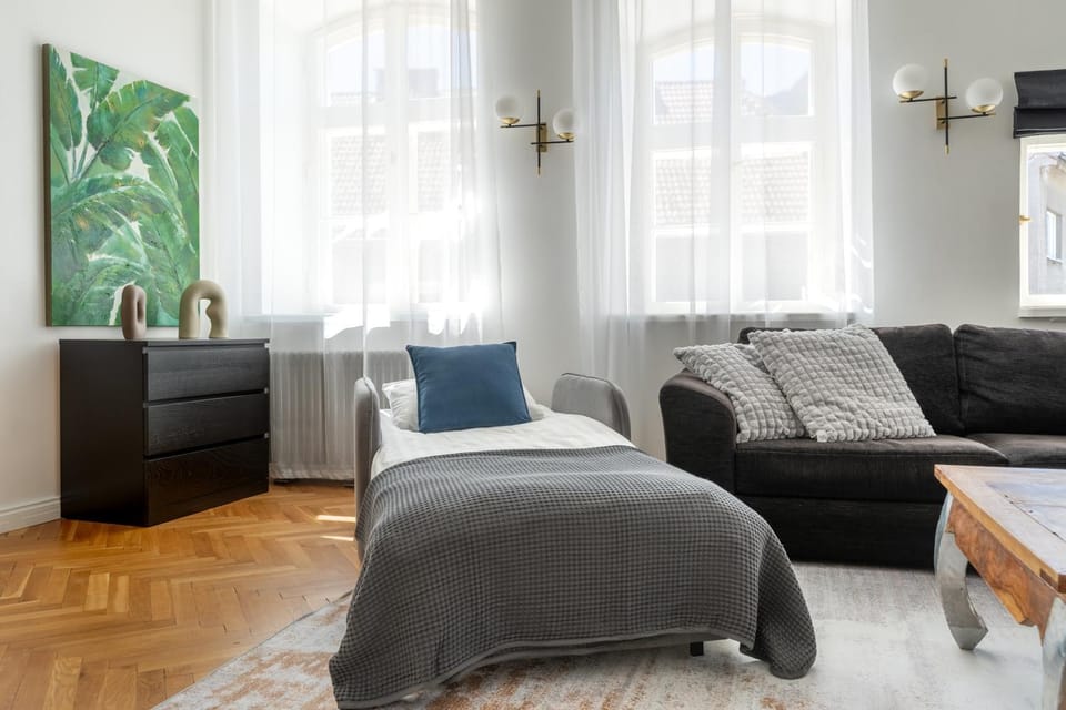 Bed, Seating area