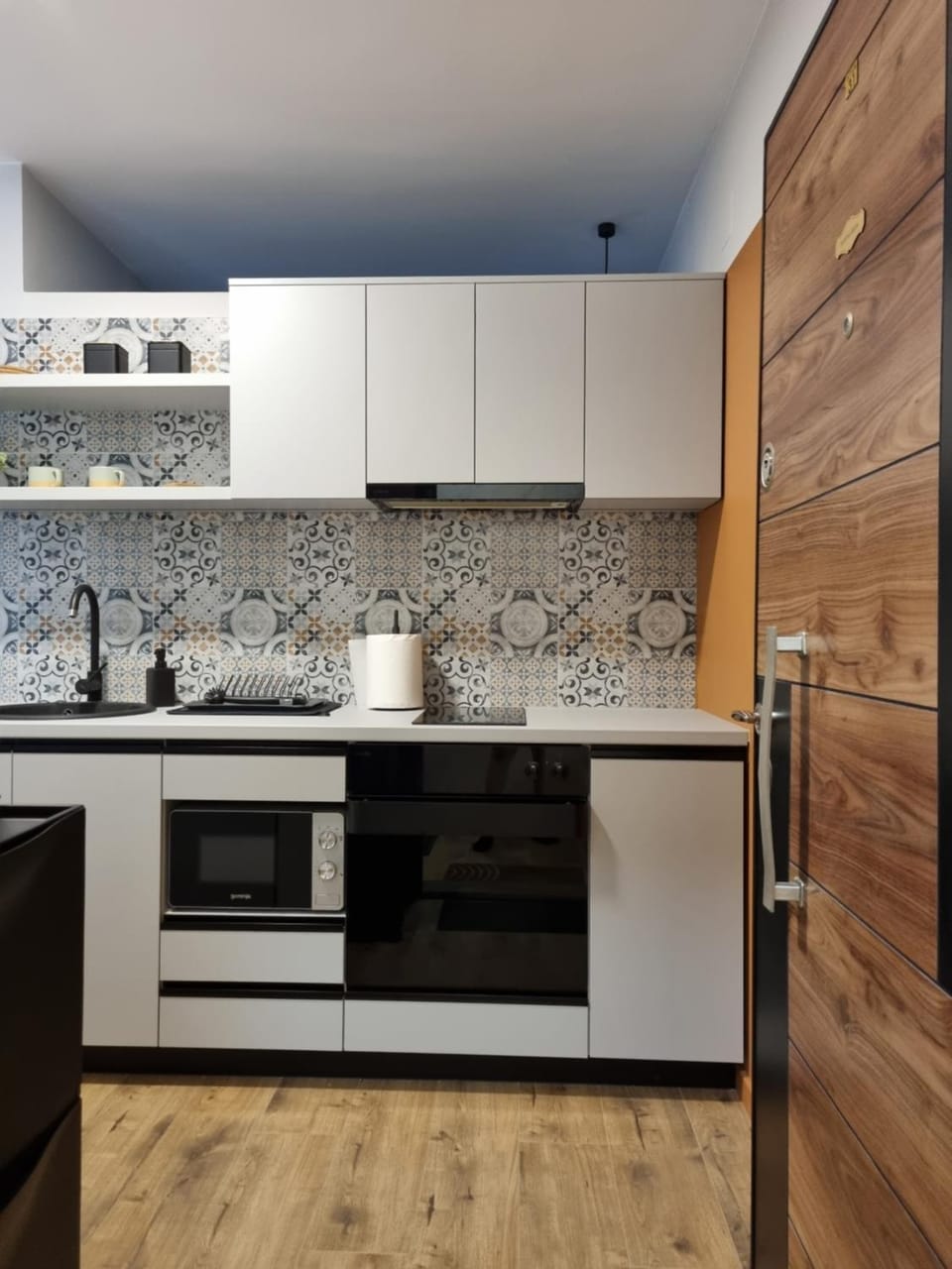 Kitchen or kitchenette, microwave, oven, stove