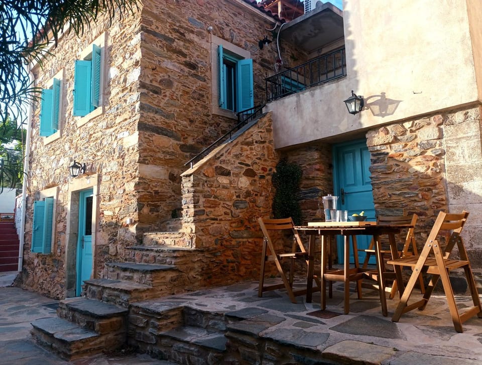 Λιθόκτιστη παραδοσιακή οικία House in Islands