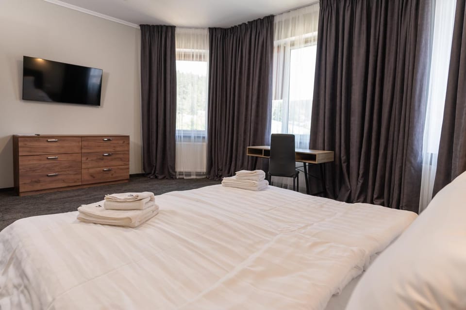 Bed, TV and multimedia, Photo of the whole room, Bedroom