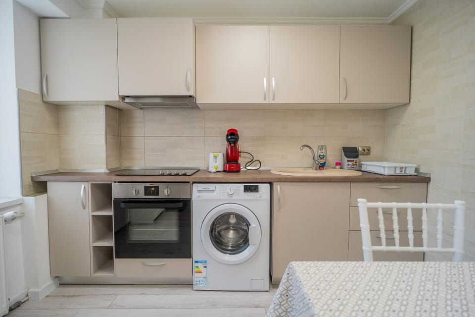 Kitchen or kitchenette, Dining area, stove