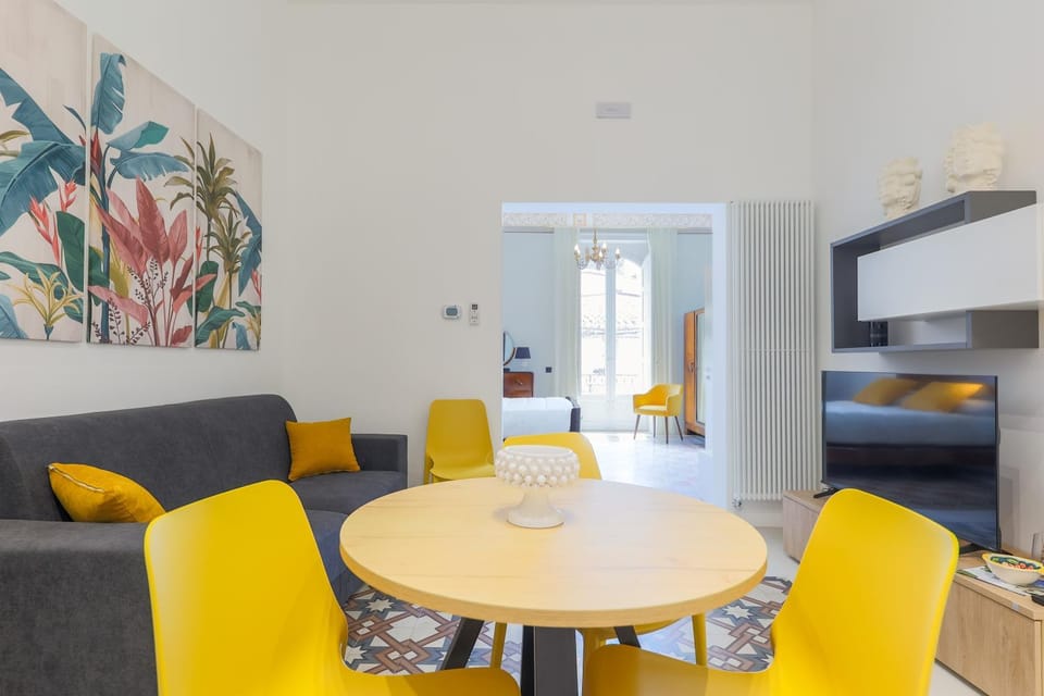 Living room, Photo of the whole room, Seating area, Dining area