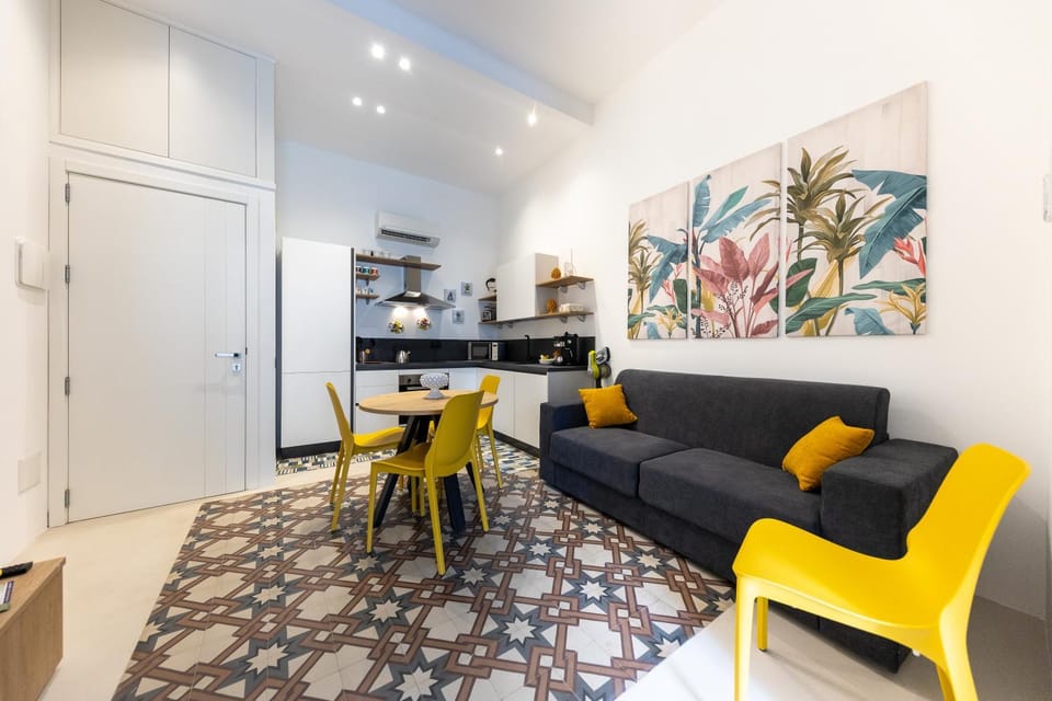 Kitchen or kitchenette, Living room, Seating area, Dining area