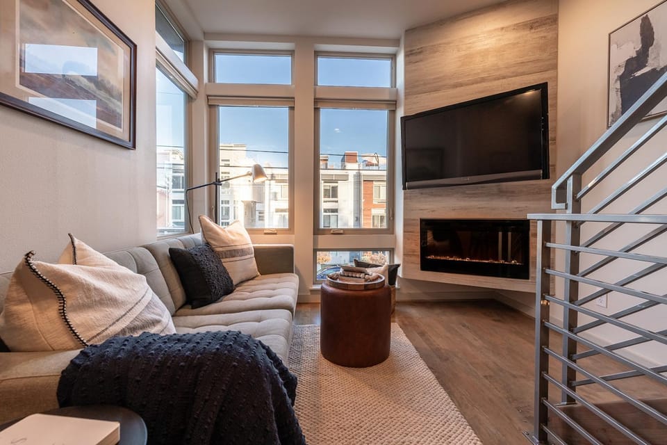 Communal lounge/ TV room, TV and multimedia, Living room, Seating area, Evening entertainment