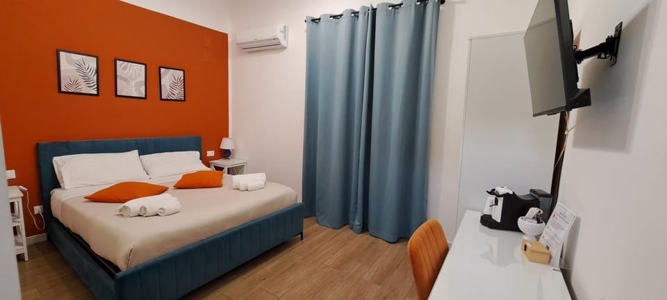 Bed, Photo of the whole room, Bedroom, air conditioner