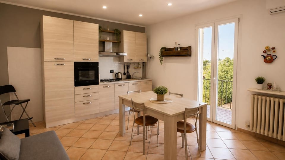 Kitchen or kitchenette, Dining area