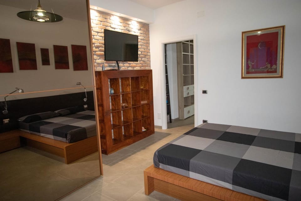 Bed, TV and multimedia, Bedroom