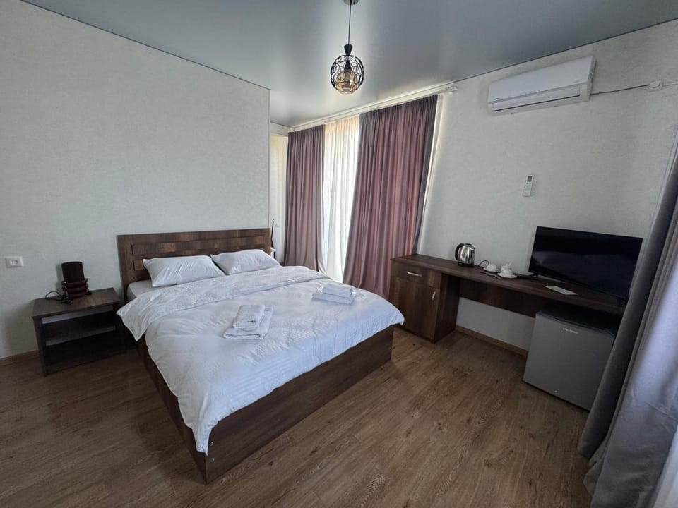 Bed, TV and multimedia, Bedroom, air conditioner