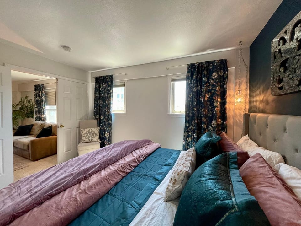 Bed, TV and multimedia, Photo of the whole room, Bedroom